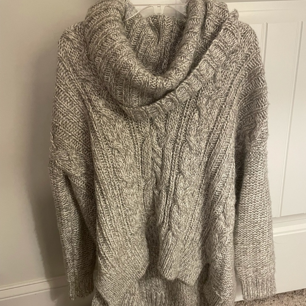 Cute flowy sweater!!